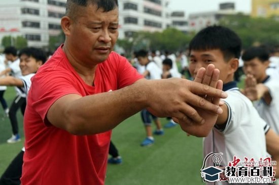 图为罗夏纠正学生练习十八路荘动作。　蒋雪林 摄